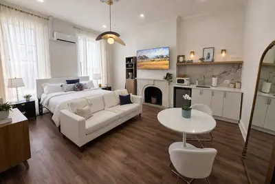 Image de Serenité King Studio+Sleeper Sofa | Near Jhu & Dt