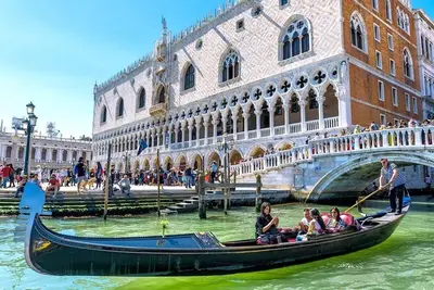 Image de Elegant Canal-View Apartment Near Guggenheim with Courtyard