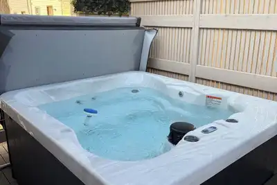 Image de Modern 2-bedroom home with 2 full bathrooms and hot tub!