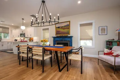 Image de Windswept cottage, heated pools, 15 Mins to beaches, Hiking Trails, & game room