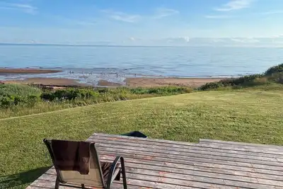 Image de Spacious 3 bedroom waterfront cottage. Only 75 feet from your own private beach!