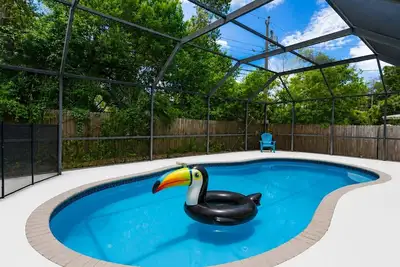Image de 🍃Beachy Breeze- Largo home with a pool and games| Sleeps 10!