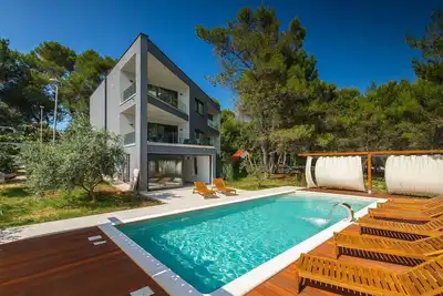 Image de Villa avec piscine, aire de jeux et billard