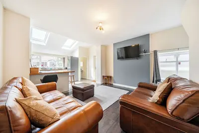 Image de House Sleeps 4 - Free Parking and Garden