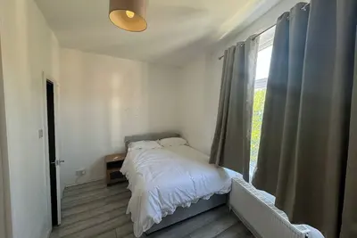 Image de 4-Bed House - Ensuite Rooms - Sleeps 8 - Parking