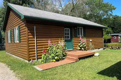 Image de Quaint & cozy riverside 2-bedroom cabin in Curtis perfect for a relaxing getaway