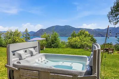 Image de Tiny Home Paradise w/ Hot Tub and Lake Views