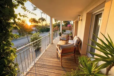 Image de T2 climatisé avec terrasse & jardin proche des plages
