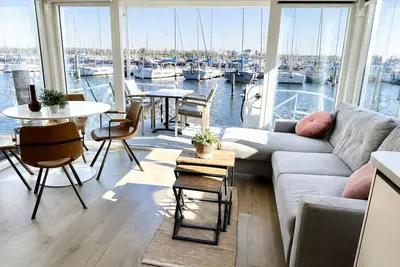 Image de Stay on a luxury houseboat at Lake Veerse in Wolphaartsdijk. Enjoy a rooftop terrace, private mooring, water sports and Zeeland's nature.