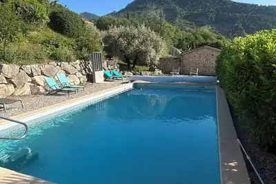 Image de Maison avec vue et piscine salée.