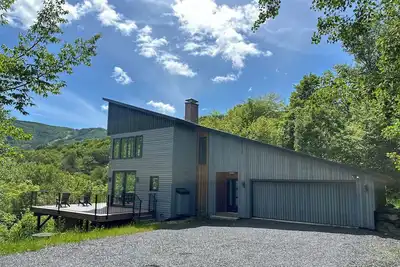 Image de Experience the ultimate Vermont mountain getaway in this spacious 4-bedroom home located right at Sugarbush Resort. Ski-in/ski-out on the mountain, stunning mountain views, and a private sauna, this home is the perfect base for year round escapes.