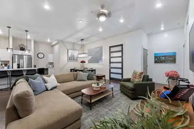 Image de #HabitueHomes - Downtown Boise 4br condo with 3 baths, full kitchen, parking, and WiFi.