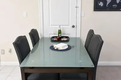 Image de Quiet & Bright Basement Suite near Fraser Street