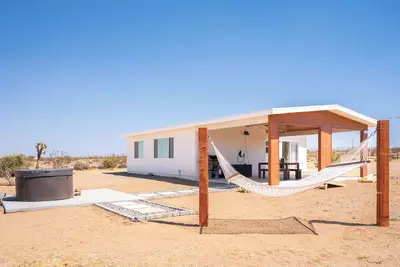 Image de Private 5-Acre Joshua Tree Desert Escape - Hot Tub, Fire Pit & Mountain Views