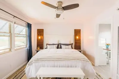 Image de Cute Beach Cottage - Walk to Beach, Bay, & More