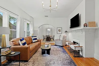 Image de Downtown & College Hill-adjacent! Sleeps 8! Fenced yard. Perfect for families!