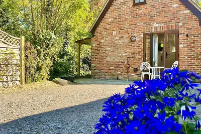 Image de Tadpole Cottage by inspirestays. com - a cottage that sleeps 2 guests in 1 bedroom