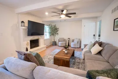 Image de Modern Design - Lux 4 Bdrm Sleeps 10