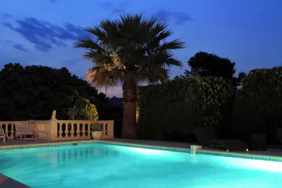 Image de villa avec tres grande piscine
