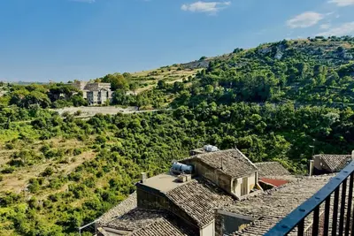 GuestHost - Petra Pece Panoramic Apartment