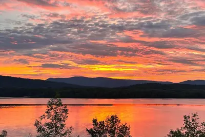 Image de Lakefront retreat with stunning sunsets, scenic lake and mountain view’s
