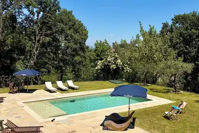Image de Relaxation and Comfort: A Stunning Country House with a Pool