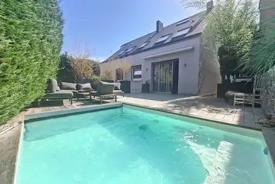 Image de Villa d’architecte avec piscine, pour de bons moments en famille ou entre amis.