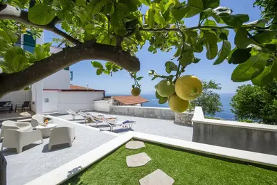 Image de Villa CristAl - Villa avec Vue sur Mer et Jardin Privé