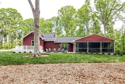 Image de Serene Countryside Cottage with Expansive Porch in Orange, Virginia