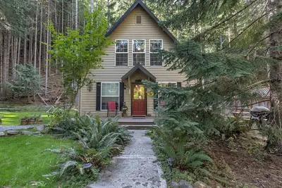 Image de Cozy Mountain Cabin with Jacuzzi and Beautiful Outdoor Space in Enumclaw, Washington