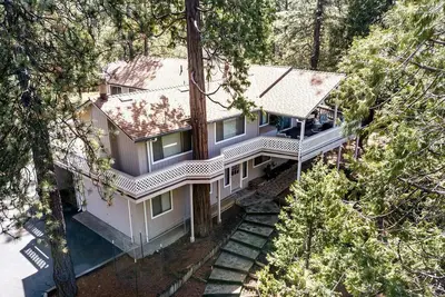 Image de Impressive Villa with Ping Pong Table and Barbecue in Groveland, California