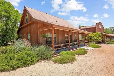 Image de Peaceful Cabin Escape with Fireplace and Nature Views in Boerne, Texas