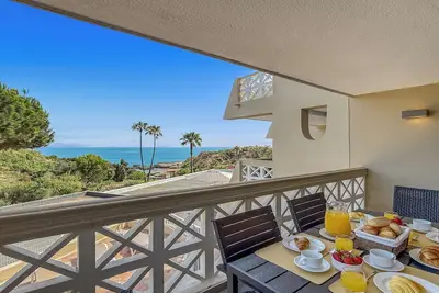 Image de Calm Stunning Beachfront Apartment w/Sea Views