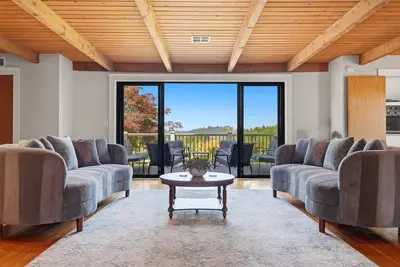 Image de Vintage 2br Carlton retreat with hot tub, Ev charging, and game room.