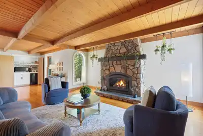 Image de 5br Carlton Guesthouse with hot tub, patio, and fire pit