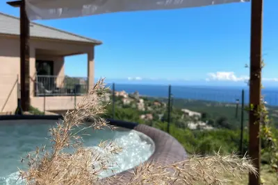 Image de maison a Cervione, vue imprenable sur la plaine et les iles italiennes au calme.