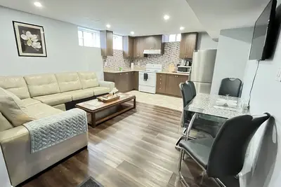 Image de Spacious 2 Bedrooms + Den Legal Basement Apartment with Ravine Lot!