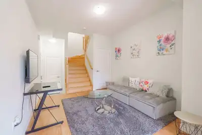 Image de 2 Bedroom plus Den close to Toronto Airport