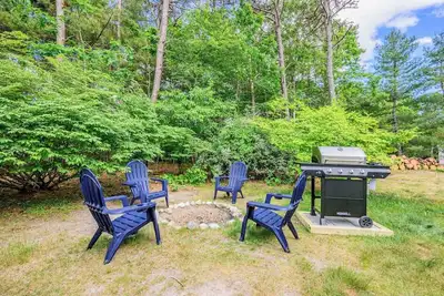 Image de Family cottage w/ deck, shower, fire pit, & grill