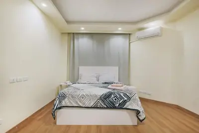 Image de 2 Br Apt, New Cairo, in small villa guarded 24/7. Walking distance to all you need