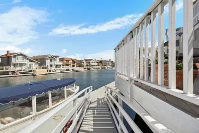 Image de Oversized Private Dock Home with 5 Bedrooms, 3 Baths plus outdoor shower and Spa