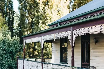 Image de The Kelly House. Local Lore in Time, Timber & Tin.