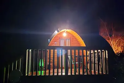 Image de Pod 5 at Flat Hills Cafe and Tourist Park (Family Pod - sleeps 4). Right on Sh1