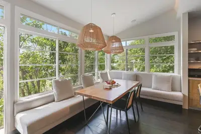 Image de Sunlit Updated Victorian - Chef`s kitchen, library and sunroom, Boston 20 min by car or train