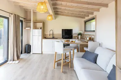 Image de bergerie bien être avec jacuzzi et salle de sport vue lac