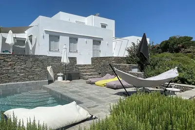 Image de Maison familiale cycladique calme piscine et vue mer exceptionnelle.