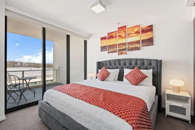Image de Luxury 3br 3ba Apartment Near Mall, Lake Views, Pool, Gym & Bbq Area