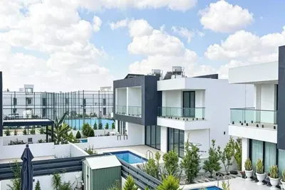 Image de Villa Twinsalamis avec piscine privée près de la plage et du centre-ville