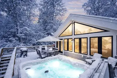 Image de Spectacular Lakefront Villa with Pool Table, Sauna, Jacuzzi and Breathtaking Views in Maine