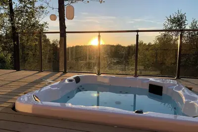 Image de Log cabin with hot tub and views